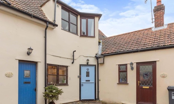 Cromer House | 5 Stable Cottages , Hartington Road, Cromer.North Norfolk. NR27 0EJ