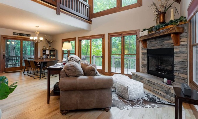 Rambling Ridge Apartment | 5 STAR Cabin with views & hot tub