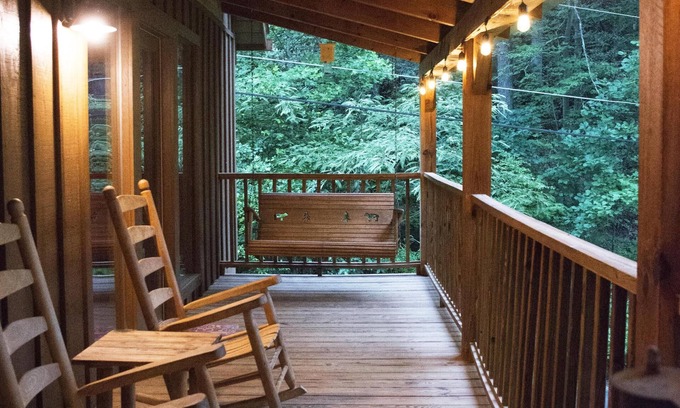 Gatlinburg - Pigeon Forge Ski Chalet | 5 STAR rated, easy to access, close to the main strip, tons of character!