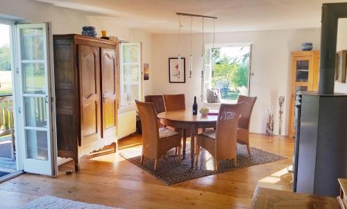 Uebersee Apartment | 5 Sterne FeWo mit Garten und Bergblick in Chiemsee-Nähe