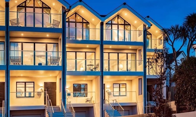 Porth House | 5 The Strand sleeps 9 guests footsteps from Porth beach
