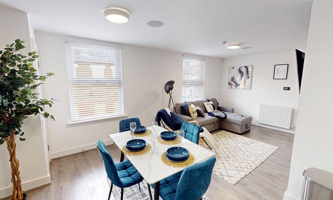 Liverpool House | 5 TVs | 10 Mins to City | 2 Showers | Free Parking