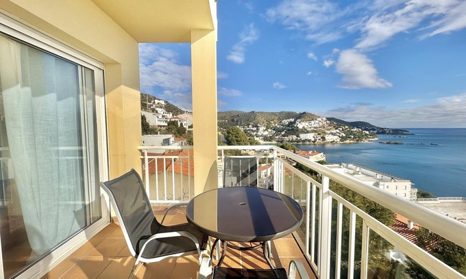 Almadraba-Canyelles Apartment | 5. Wonderful sea views with communal pool