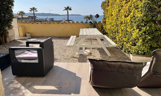 Le Brusc Apartment | 50 m from the beach, Wifi, Air conditioner, sea view.