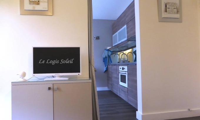 Le Chesnay Apartment | 50 m from the Versailles castle park and 500 m from the shopping center Parly 2