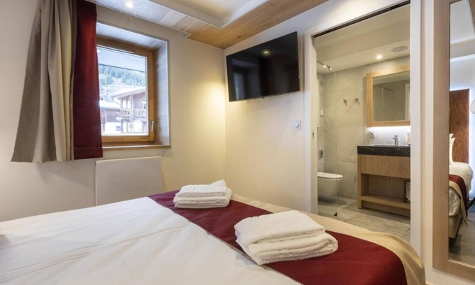Lanslevillard Apartment | 50m from ski slopes, fitness, swimming pool, sauna, hammam, balcony, fireplace or stove, tv