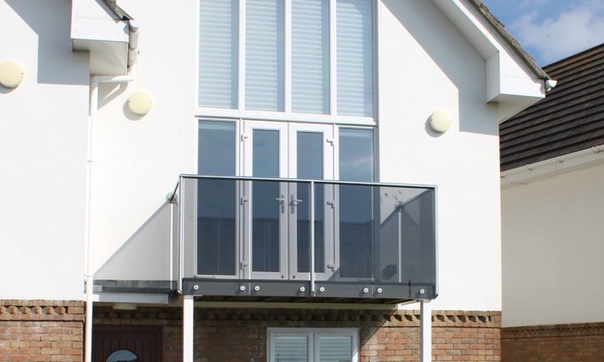 Milford on Sea House | 53Searoad, Sea Views,The Needles & The Isle of White, 3 bed, garden, beach, dogs