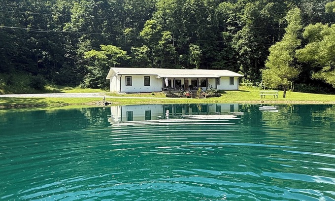 Kedron Cabin | 55 ACRE GATED ESTATE, RUSTIC MOUNTAIN LODGE, SPRINGWATER LAKE, HIKING & FISHING