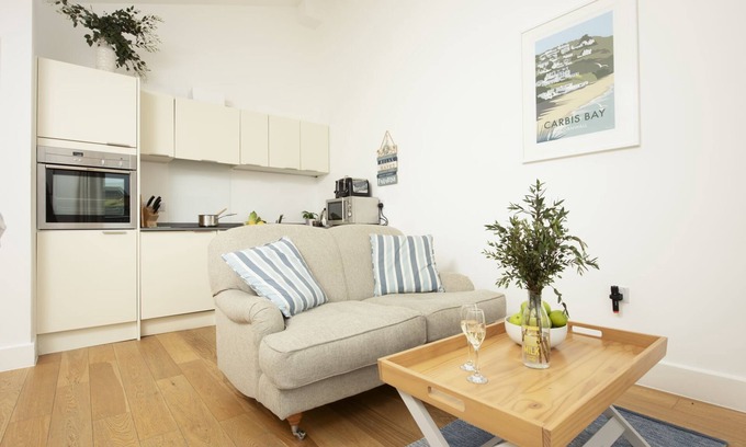 Carbis Bay Apartment | 55 Una - a lodge that sleeps 2 guests in 1 bedroom