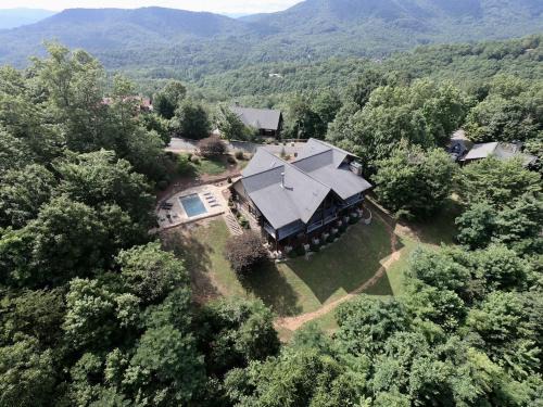 Blue Ridge House | 5500 sf cabin 6 king 2 queen beds heated pool spa game room mountain views