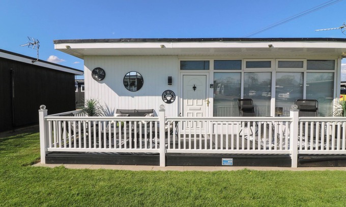 Chapel Saint Leonards Cottage | 56 CHERRY PARK CHALET, pet friendly in Chapel St Leonards