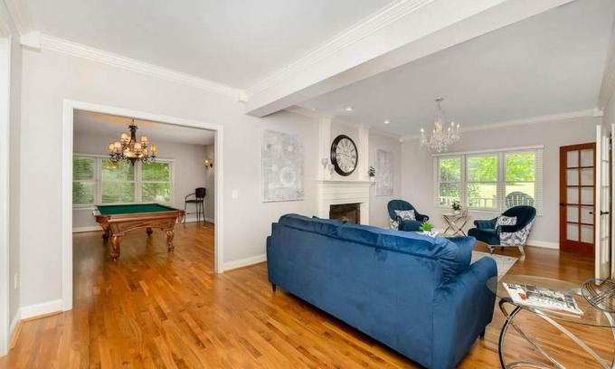 Otterbien Home Villa | 5755 Butler Warren Cheerful 6-Bedroom Villa with fishing pond