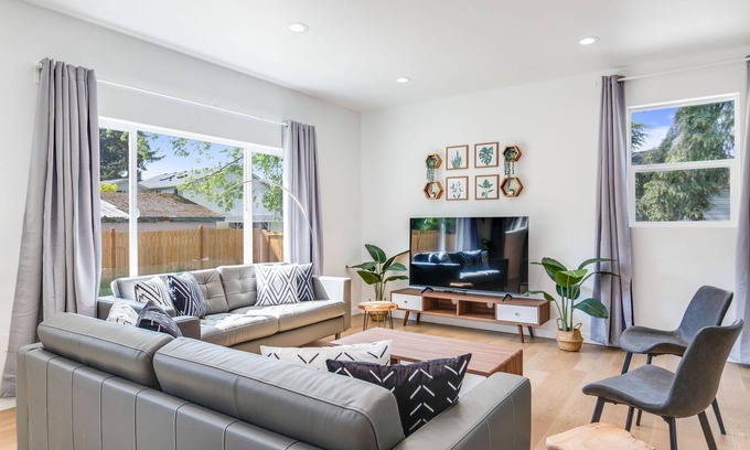 Rainier View House | 5B4BA SFH close to Airport w/EV charger, Backyard