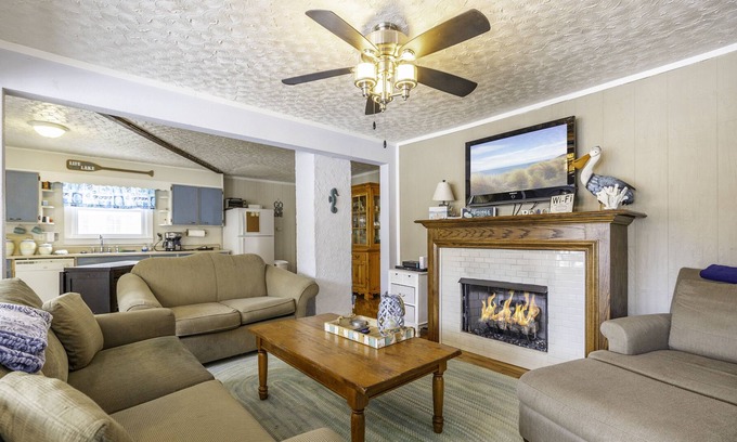 Michigan City Cottage | 5BD 2BA Cottage walking distance to Sheridan Beach & 30 min drive to Norte Dame