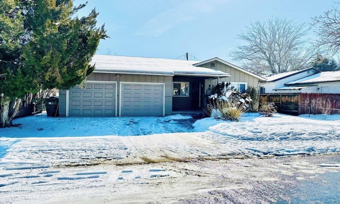 Reno House | 5Bdr/3Baths/7TVs/Sleeps18/11 Beds/Pet OK