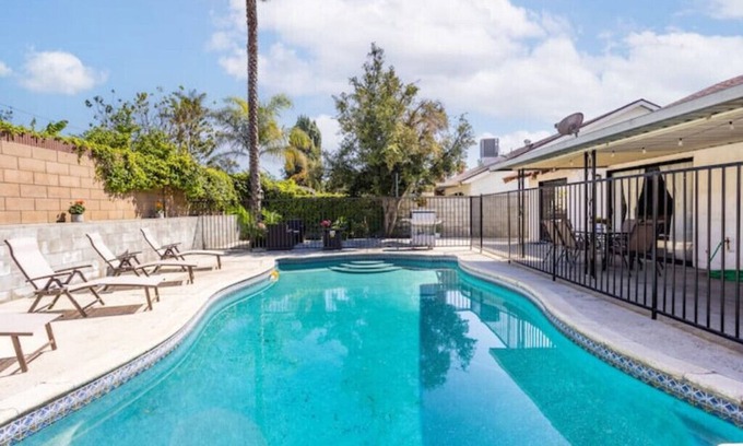 North Hollywood House | 5Bed/POOL - Near Hollywood/Burbank/Universal/Beach