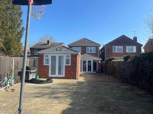 West End House | 5beds10people 5minutes dr airport train station