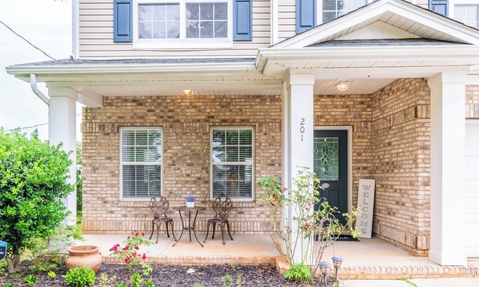 Mount Mourne House | 5BR Casa Hermosa with Pool Access in Mooresville near Lake Norman!