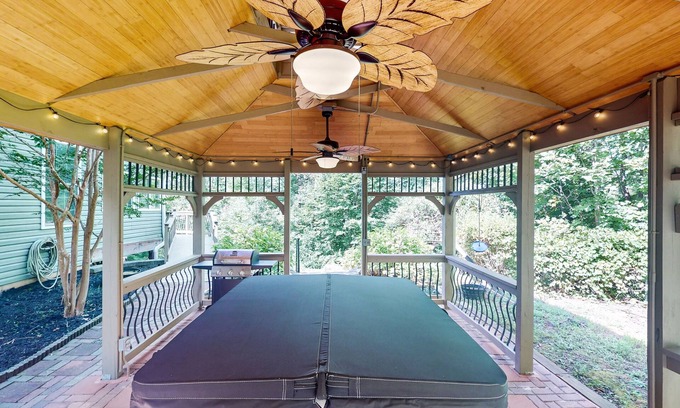 Sylva House | 5BR Charming home with Hot tub, Game room and Front Deck