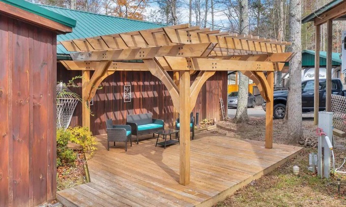 Gatlinburg - Pigeon Forge House | 5BR Lodge in Gatlinburg with Hot Tub