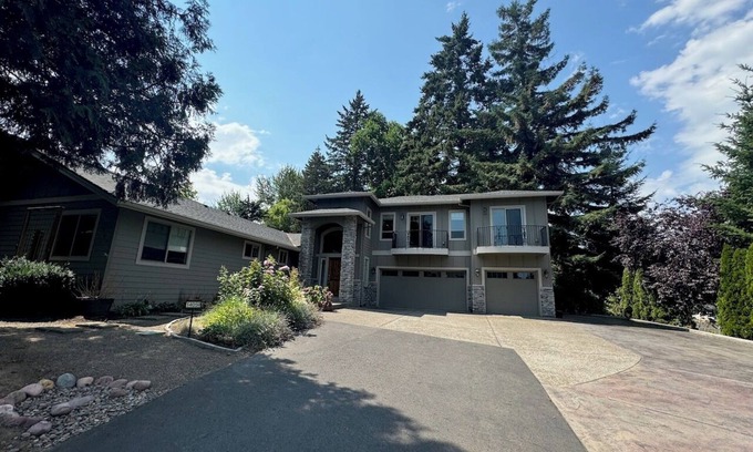 Bull Mountain House | 5BR Luxury Home Multi-Generation Friendly Ideal for Extended Stays Pets Welcome