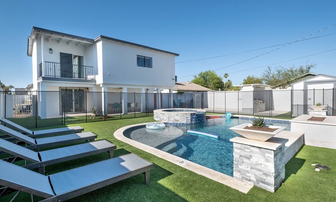 Encanto House | π΅5BR Midtown Retreat π΅ Heated Saltwater Pool/Spa β Firepit β BBQ β Office β