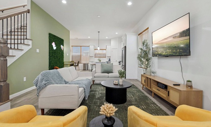 Southeast Houston House | 5BR Modern Home ~ NRG & Sleeps 12 W/TVs in all Rooms