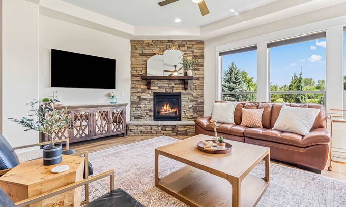 Meridian House | 5BR Retreat + Hot Tub