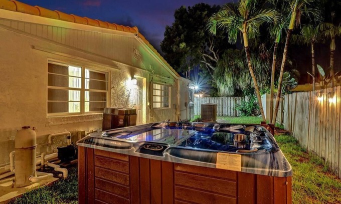 Lighthouse Point Villa | 5BR Stunning Villa Heated Pool & Jacuzzi10mins to the Beach!