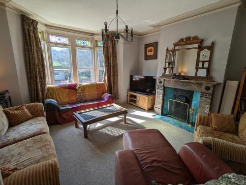 Brislington House | 5BR townhouse Arnos Court Villa Bristol w parking