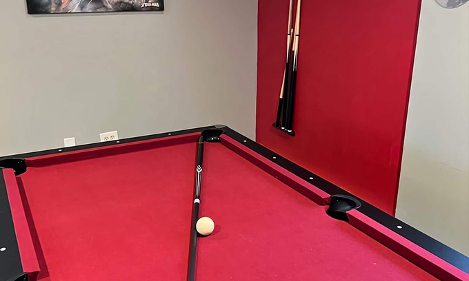 Pocono Summit Ski Chalet | 5Minutes to Kalahari - HolidayChaletPA walk to lake poker/pool table games.