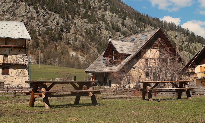 Cervieres Ski Chalet | 6/7-person chalet with fireplace, sauna and Jacuzzi. Serre Chevalier Valley