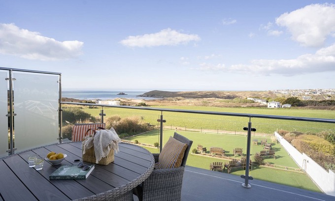 Crantock Apartment | 6 Beachview - apartment in Crantock sleeps 4 guests in 2 bedrooms