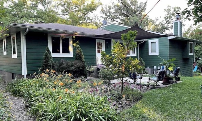 West Chicago House | 6 Bedrm/3 Bath Spring Retreat, Hot Tub, Fireplace