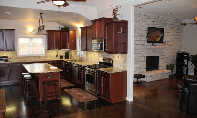 North Oaks House | 6-bedroom House, Large Pool, Beautiful Creek, Quiet Neighborhood