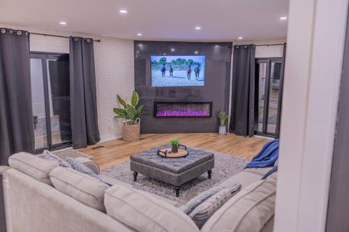 Oro-Medonte House | 6 Bedroom Modern Escape in Horseshoe, Pool and Hot tub