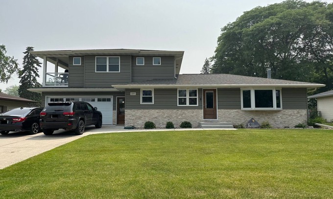 Ashwaubenon House | 6 Bedroom next to Lambeau and Title Town!