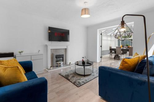 Warrington House | 6 Bedrooms, Driveway Parking, Pool Table, Netflix, Huge Long Term Savings