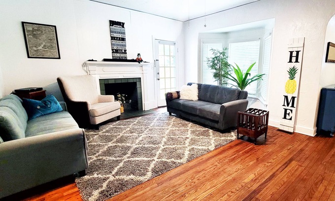 University Heights House | 6 BR House next to Sorority Row/ Shands Hospital/ UF Campus- Perfect for Groups