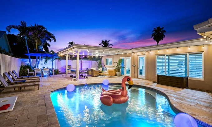 Lighthouse Point Cottage | 6 BR With Heated Pool Close to Beach
