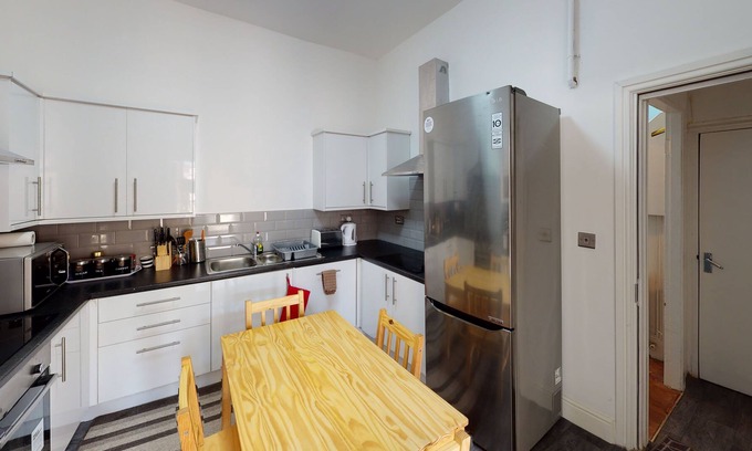 Smethwick House | 6 large ensuite rooms 9 beds Birmingham