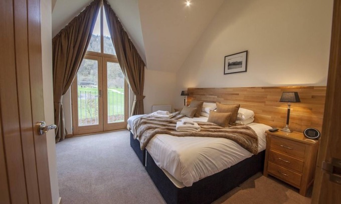 Kenmore Cottage | 6 Maxwells - sleeps 4 guests in 2 bedrooms