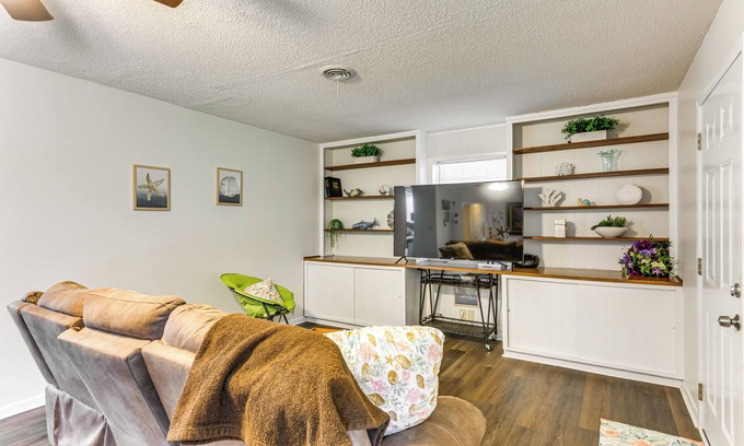 Northeast Pensacola House | 6 Mi to Dtwn Pensacola: Family-Friendly Gem!
