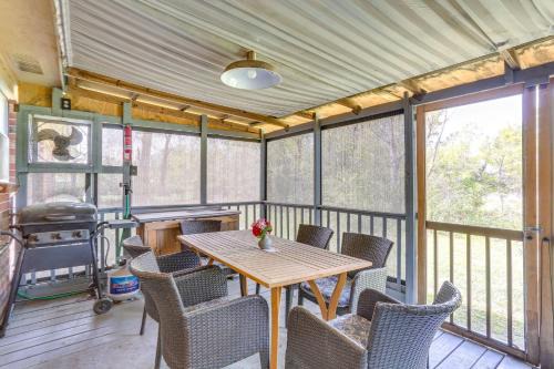 Lufkin House | 6 Mi to Ellen Trout Zoo Family Home with Yard!