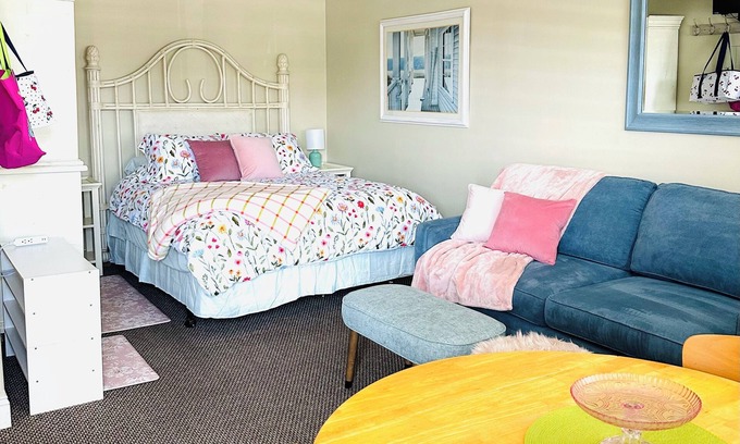 North End Condo | 6 min Walk to Beach-Boardwalk for Fall Enjoyment. Ocean is always here!