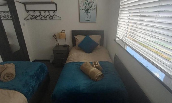 Wolverhampton Apartment | 6-min Walk to New Cross Parking Long Stay Discounts