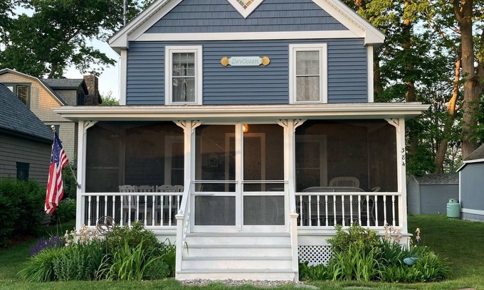 Wells Cottage | 6 minute walk to sandy Drakes Island beach!