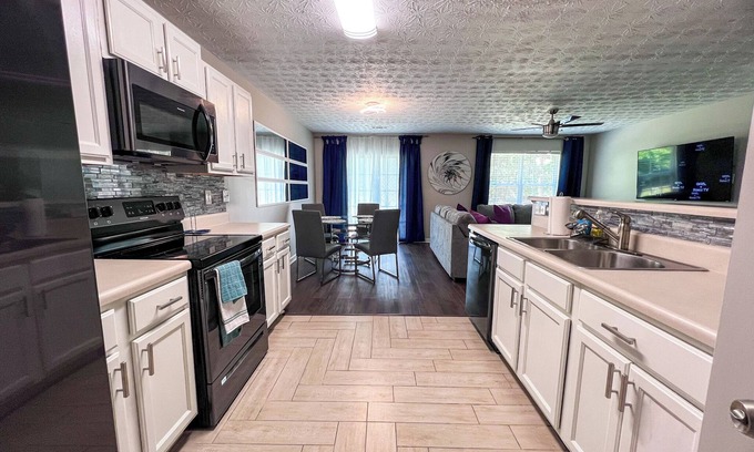 Church Street House | 6 minutes drive from Airport & 15 minutes from downtown Atlanta