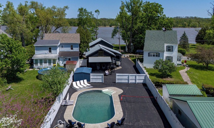 Coxsackie House | 6 person HOT TUB! New 1855 Riverfront Farmhouse with Pickleball & PS5!