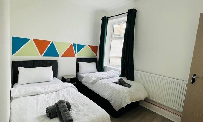 Peterborough Apartment | 6 Single Beds in Dickens Street | Wi-Fi | Businessn